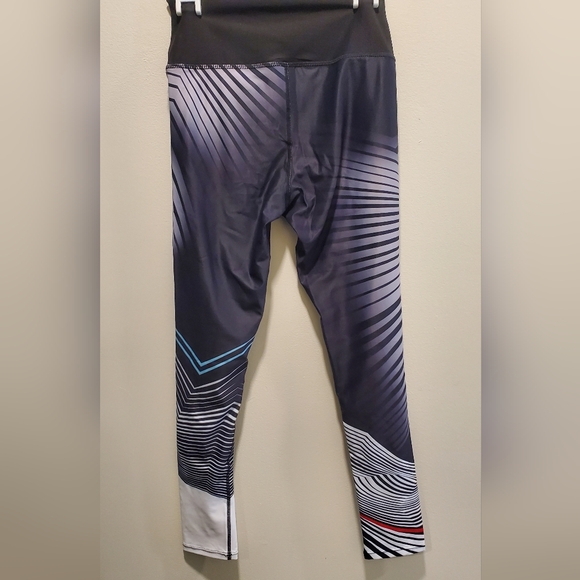 Black and White Abstract Pattern Active Leggings in size Medium - Picture 5 of 8